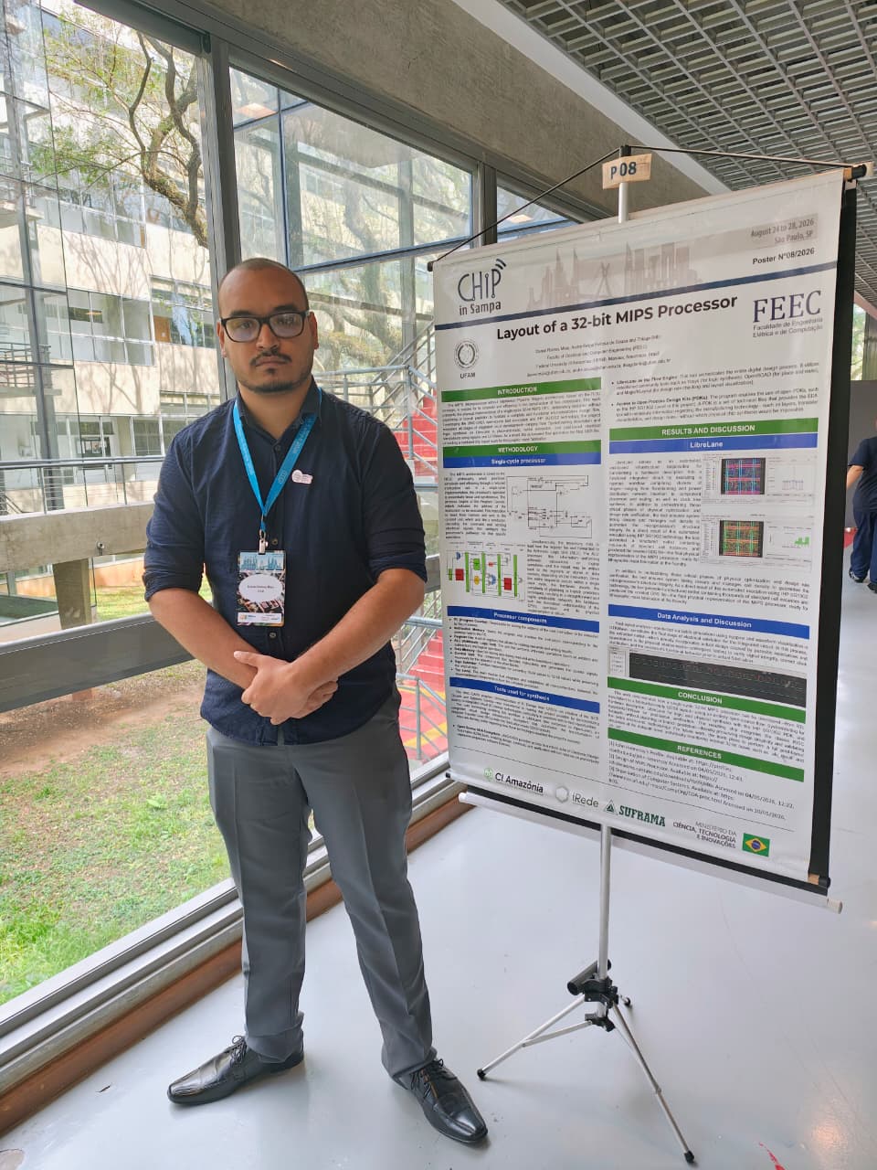 Daniel Ramos Maia com o p&ocirc;ster Layout of a 32-bit MIPS Processor no Chip in Sampa 2026