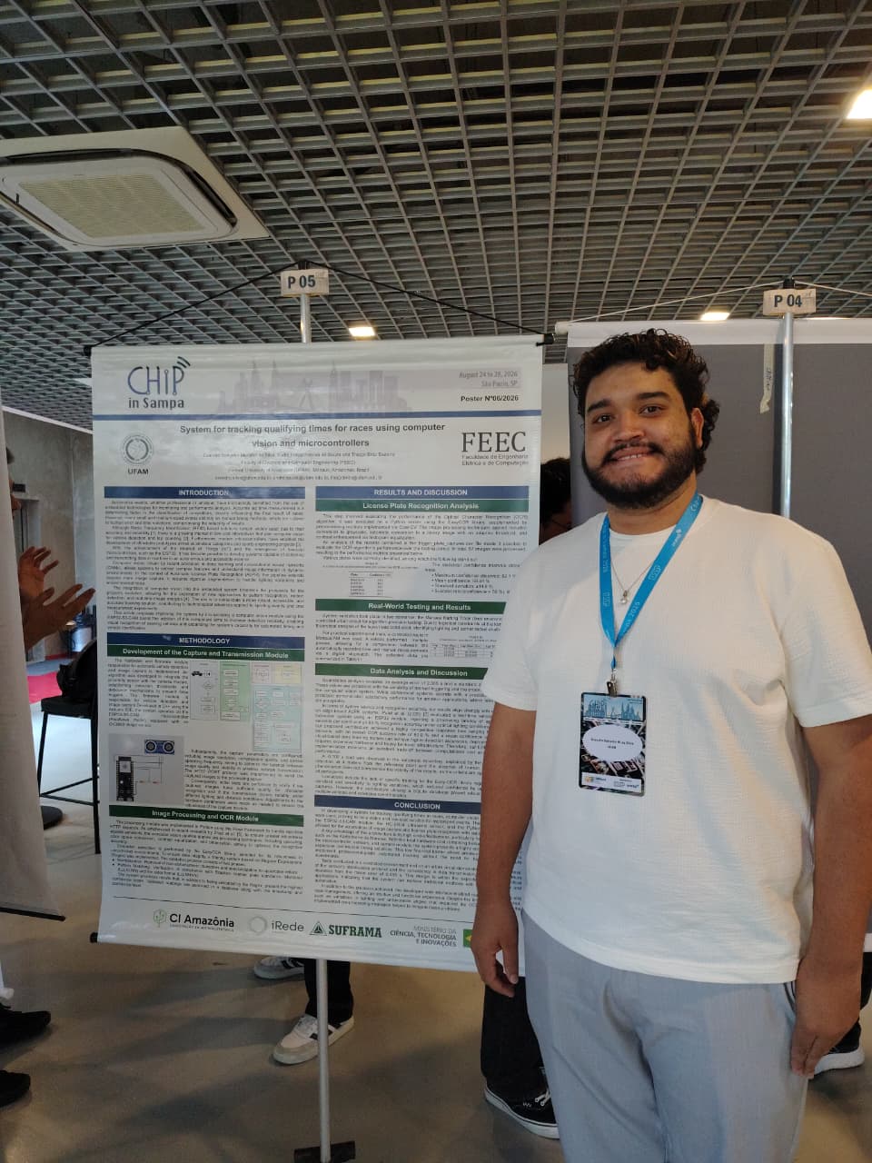 Evandro Salvador Marinho da Silva com o p&ocirc;ster de vis&atilde;o computacional no Chip in Sampa 2026