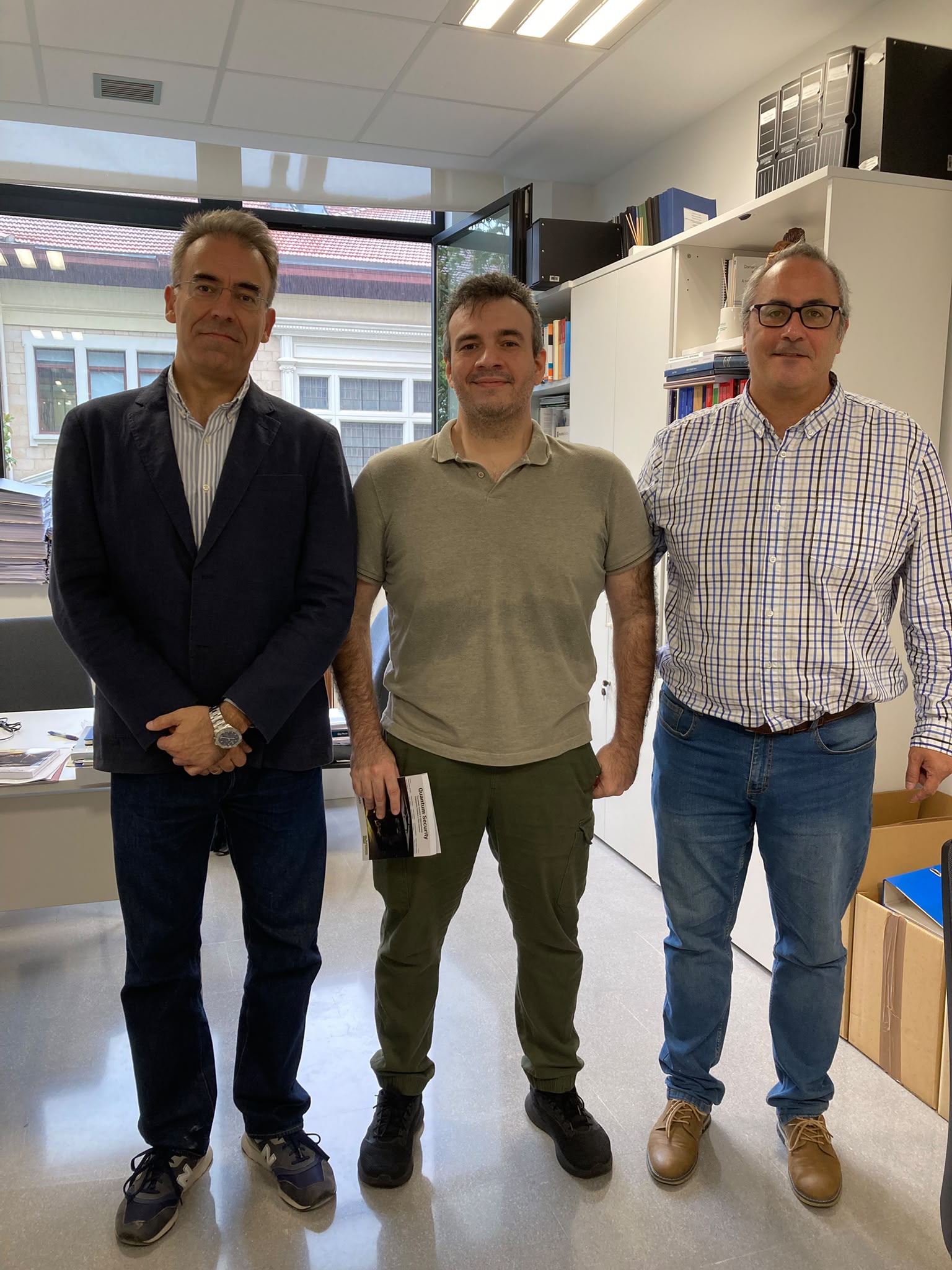 Diretor da FEEC (ao centro) com pesquisadores da Faculdade de Engenharia da Universidad de Deusto